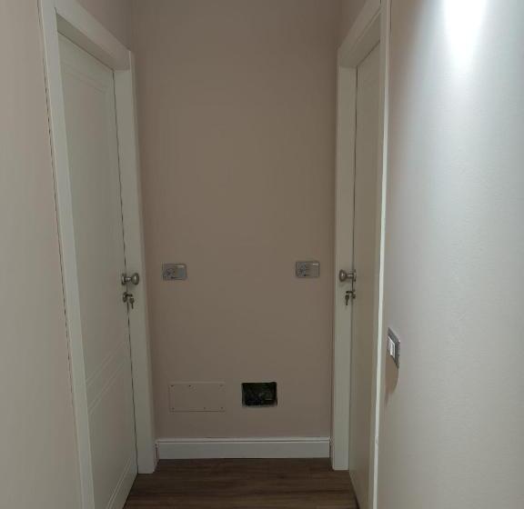 غرفة قياسية, Celeste Home Center