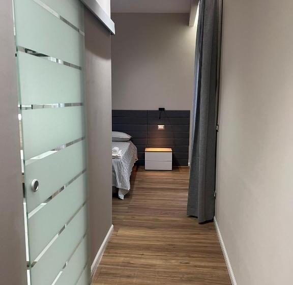 غرفة قياسية, Celeste Home Center