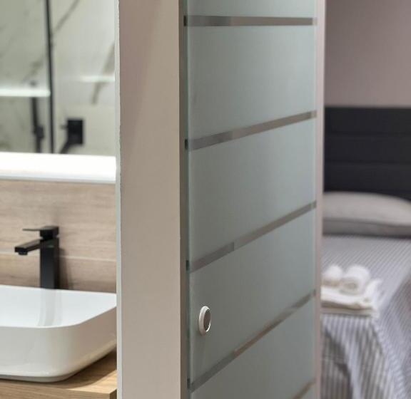 غرفة قياسية, Celeste Home Center