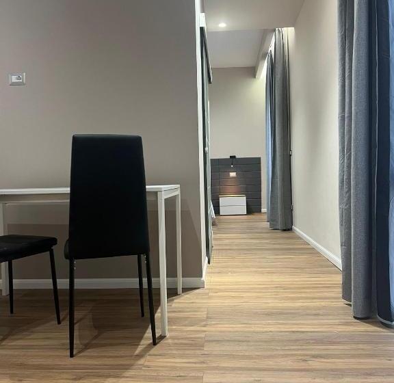 غرفة قياسية, Celeste Home Center