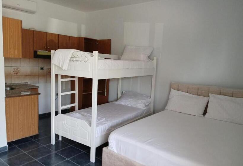 חדר משפחתי, Cleveland Rooms