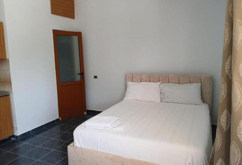 חדר משפחתי, Cleveland Rooms