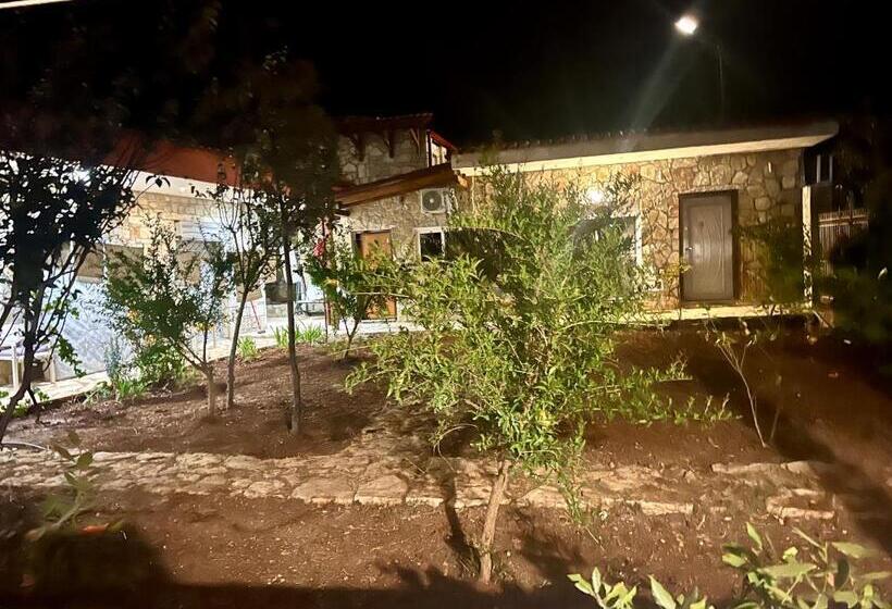 חדר סטנדרט לשלושה עם מרפסת, Jardin Miraculeux