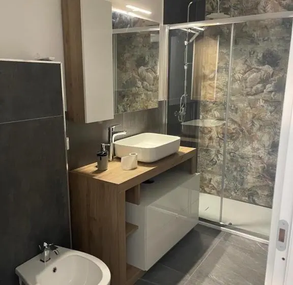 اتاق لوکس با تخت بزرگ, Leos Rooms