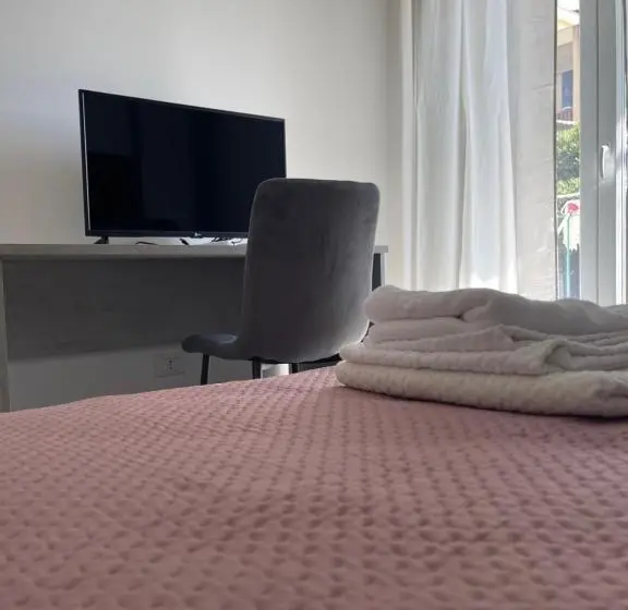 اتاق لوکس با تخت بزرگ, Leos Rooms