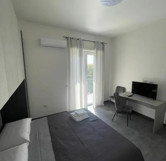 اتاق سوپریور با تخت بزرگ, Leos Rooms