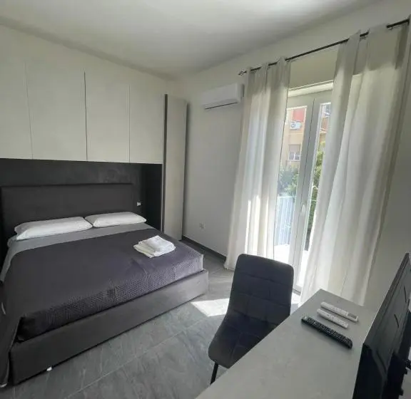 اتاق سوپریور با تخت بزرگ, Leos Rooms