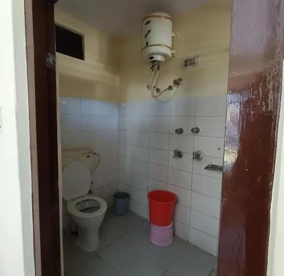 Basic Kolmen Hengen Huone, Midway Resturant And Guest House, Dhanaulti