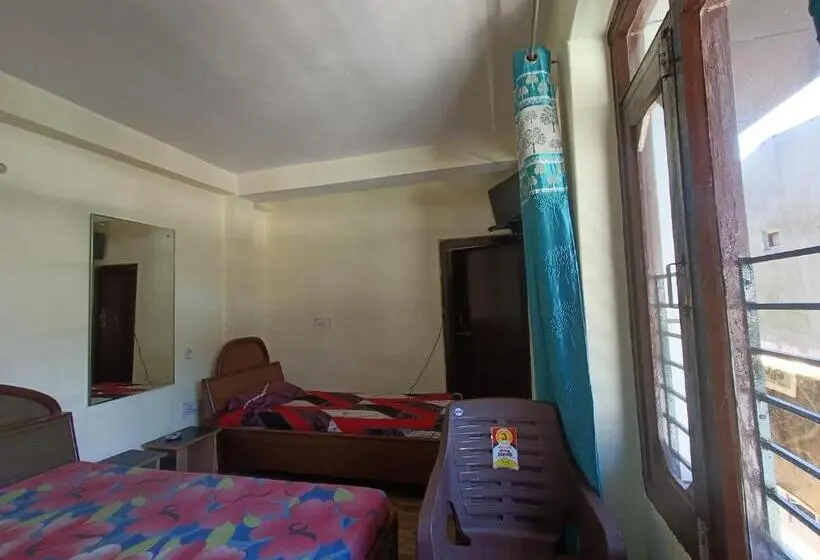 Basic Kolmen Hengen Huone, Midway Resturant And Guest House, Dhanaulti