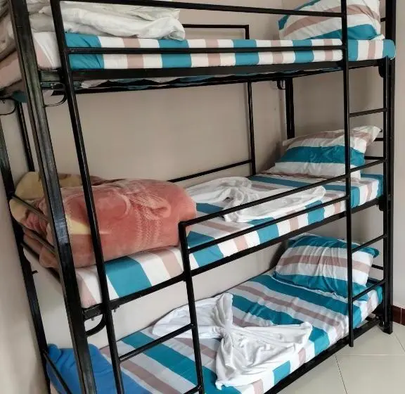 تختخواب در اتاق مشترک, Visitor S Hostel