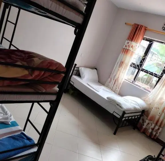 تختخواب در اتاق مشترک, Visitor S Hostel