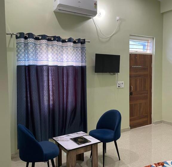 キングサイズベッドのスタンダードルーム, Limelight Restaurant Lawn ,lodge And Rooms