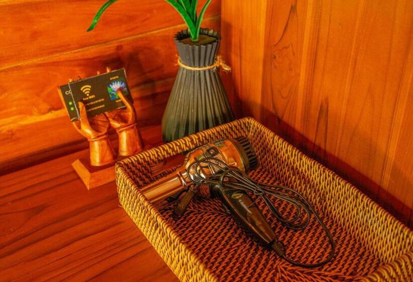 Jednopokojowa willa z basenem, Ngesil Private Joglo & Pool