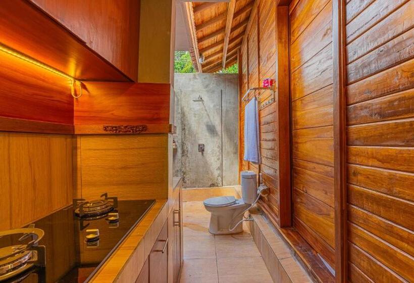 Jednopokojowa willa z basenem, Ngesil Private Joglo & Pool