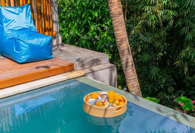 Jednopokojowa willa z basenem, Ngesil Private Joglo & Pool