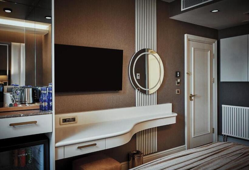 اتاق خانوادگی, The Hotels, Galata