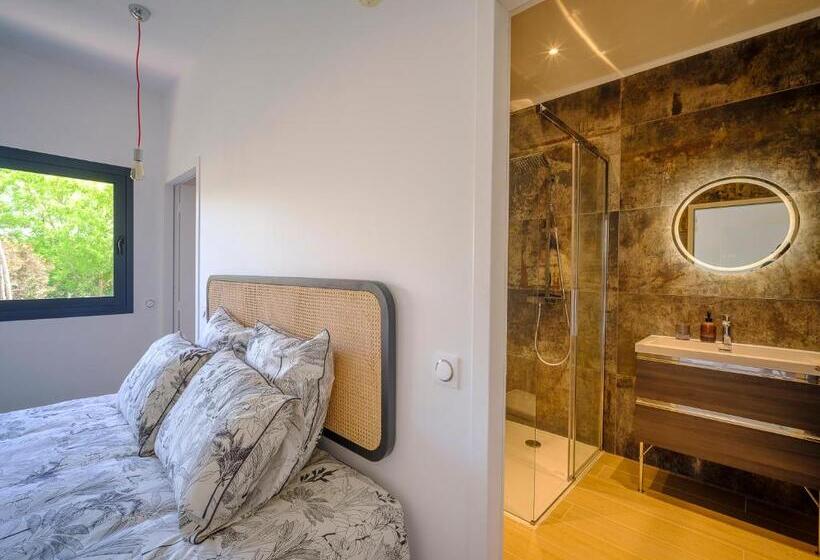 חדר משפחתי, Villa Poulpo