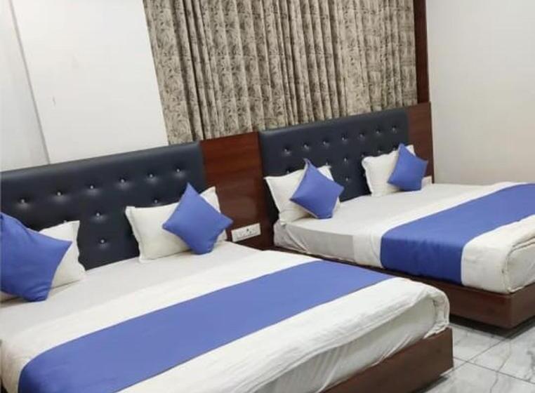 غرفة عائلية, Ayaansh