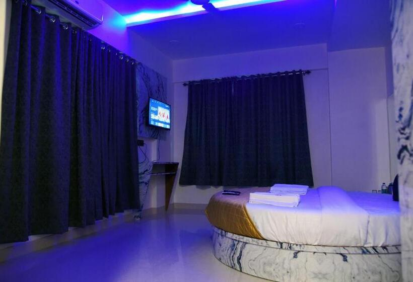 Superior Room King Size Bed, Smooth Checkin By Edition Blue