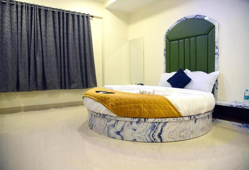 Superior Room King Size Bed, Smooth Checkin By Edition Blue