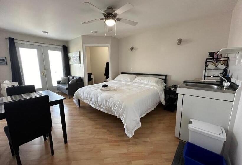 Standard Szoba King Size Bed, Haileybury Lakehouse