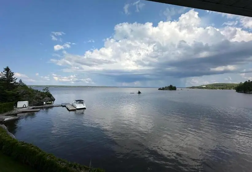 キングサイズベッドのスタンダードルーム, Haileybury Lakehouse