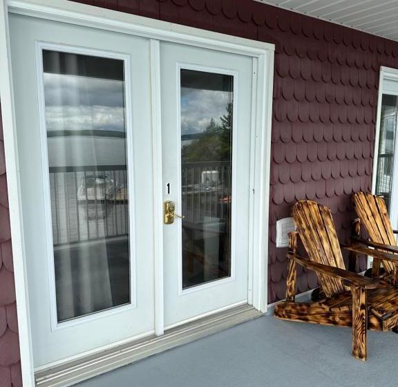 Standard Szoba King Size Bed, Haileybury Lakehouse