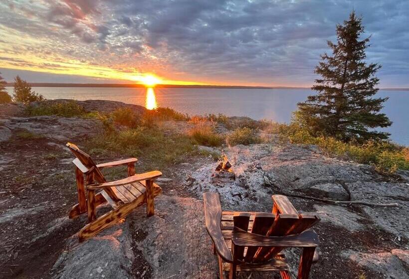 Standard Szoba King Size Bed, Haileybury Lakehouse