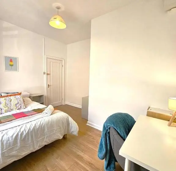 اتاق استاندارد با سرویس بهداشتی مشترک, Luxurious Guesthouse Accommodation For Professionals And Students Near Cardiff City Centre