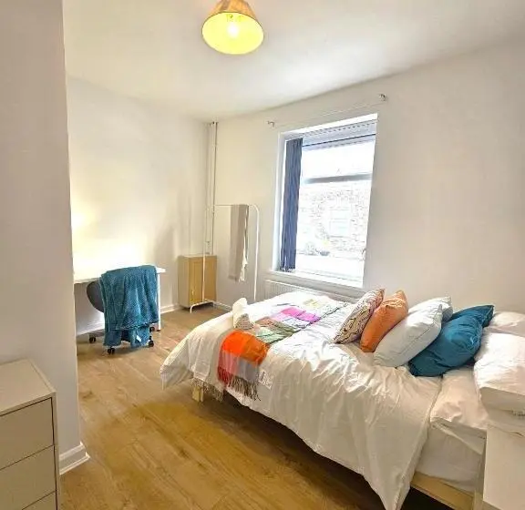 اتاق استاندارد با سرویس بهداشتی مشترک, Luxurious Guesthouse Accommodation For Professionals And Students Near Cardiff City Centre