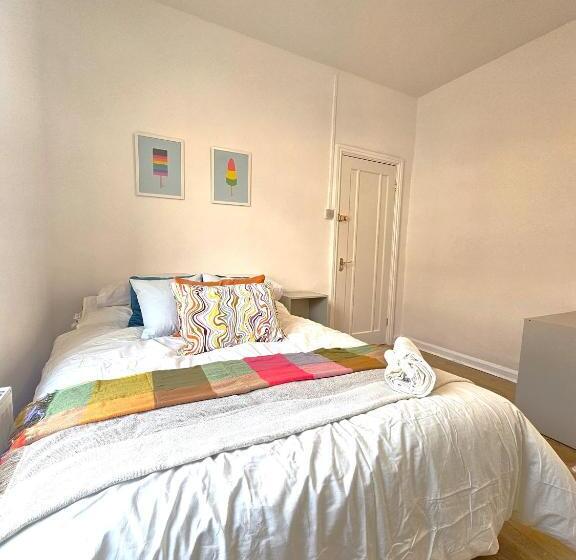 带共用浴室的标准房间, Luxurious Guesthouse Accommodation For Professionals And Students Near Cardiff City Centre