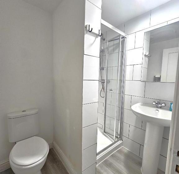 带共用浴室的标准房间, Luxurious Guesthouse Accommodation For Professionals And Students Near Cardiff City Centre