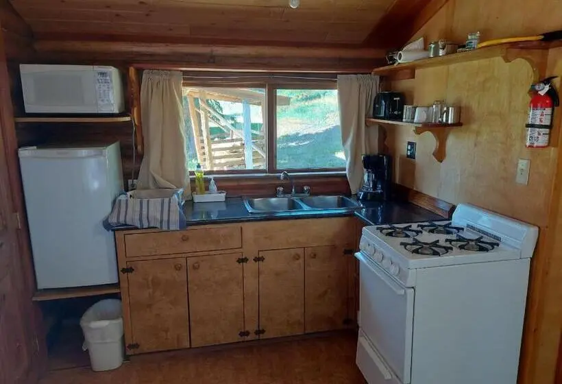 Standard studio with lake view, Escott Bay Resort
