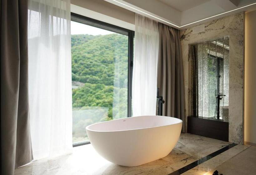 جناح مزود بجاكوزى, Mounthree