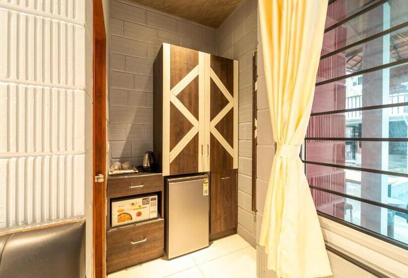 스탠다드 스튜디오 풀장 전망, Seasons Suites Hbr