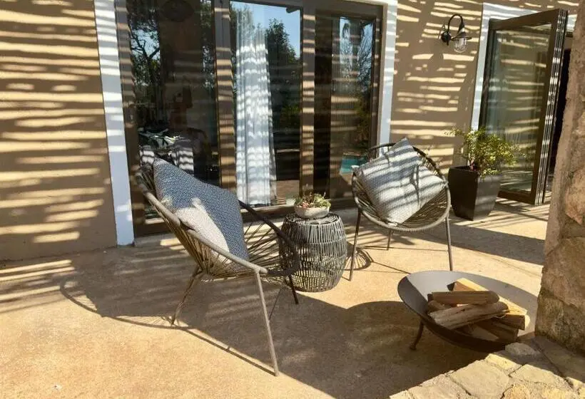 اتاق استاندارد با بالکن, The Blue Shutter Guest House
