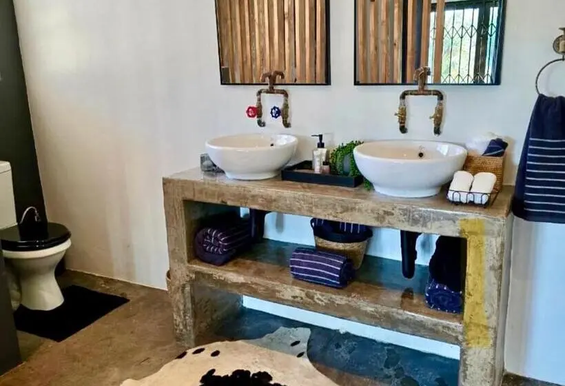 اتاق استاندارد با بالکن, The Blue Shutter Guest House