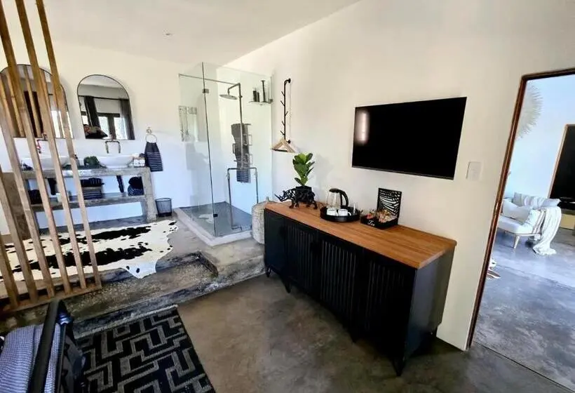 اتاق استاندارد با بالکن, The Blue Shutter Guest House