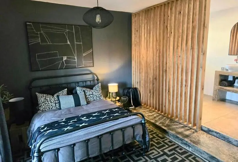 اتاق استاندارد با بالکن, The Blue Shutter Guest House