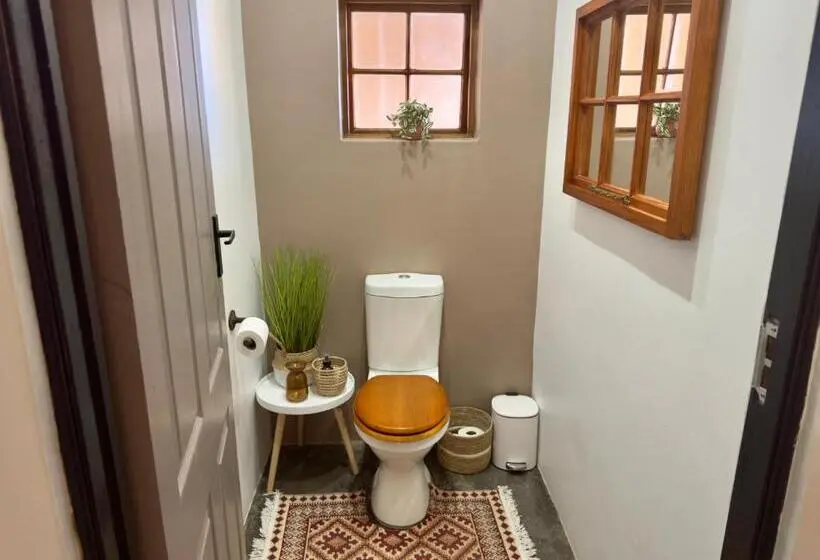 اتاق لوکس, The Blue Shutter Guest House