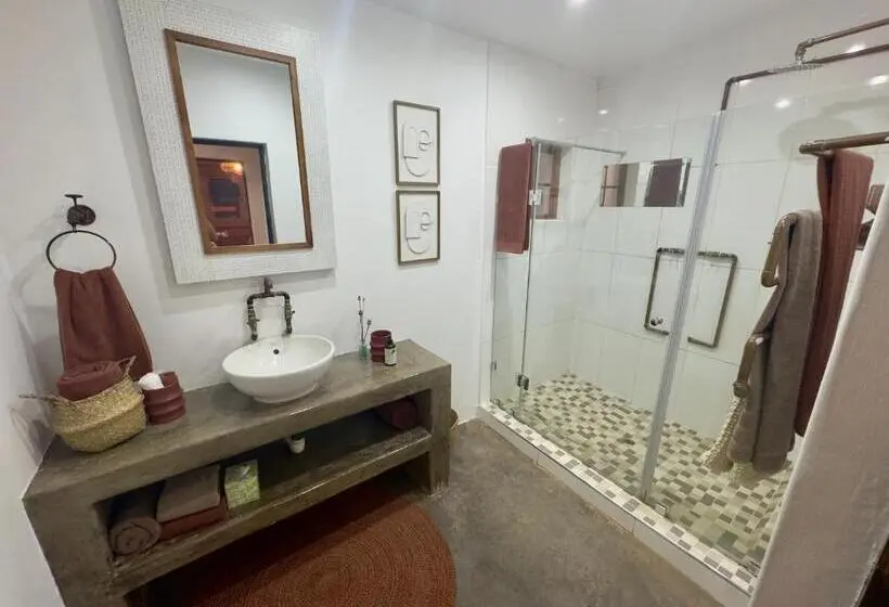 اتاق لوکس, The Blue Shutter Guest House