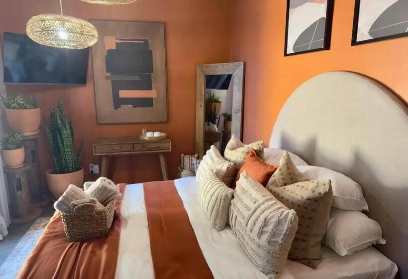 اتاق لوکس, The Blue Shutter Guest House