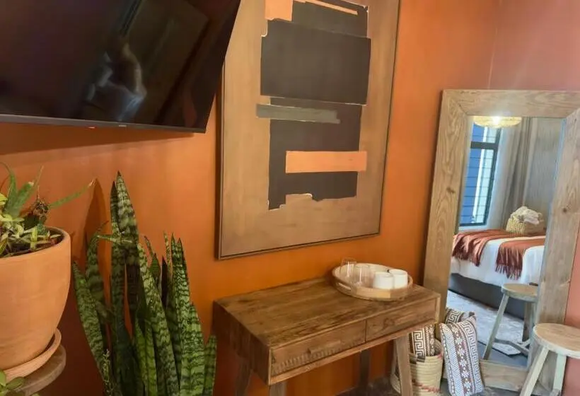 اتاق لوکس, The Blue Shutter Guest House
