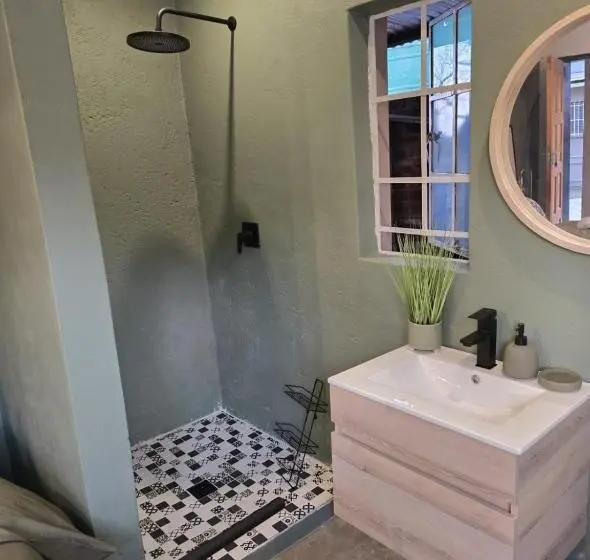 اتاق استاندارد, The Blue Shutter Guest House