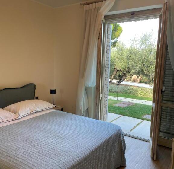 اتاق استاندارد چهارنفره با چشمانداز باغ, B&b La Bouganvillea
