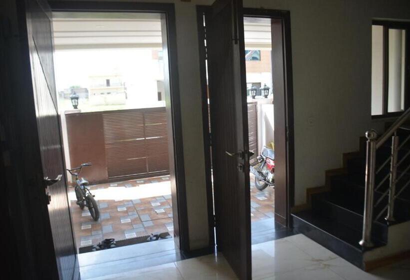 اتاق اکونومی, Ukasha Guest House