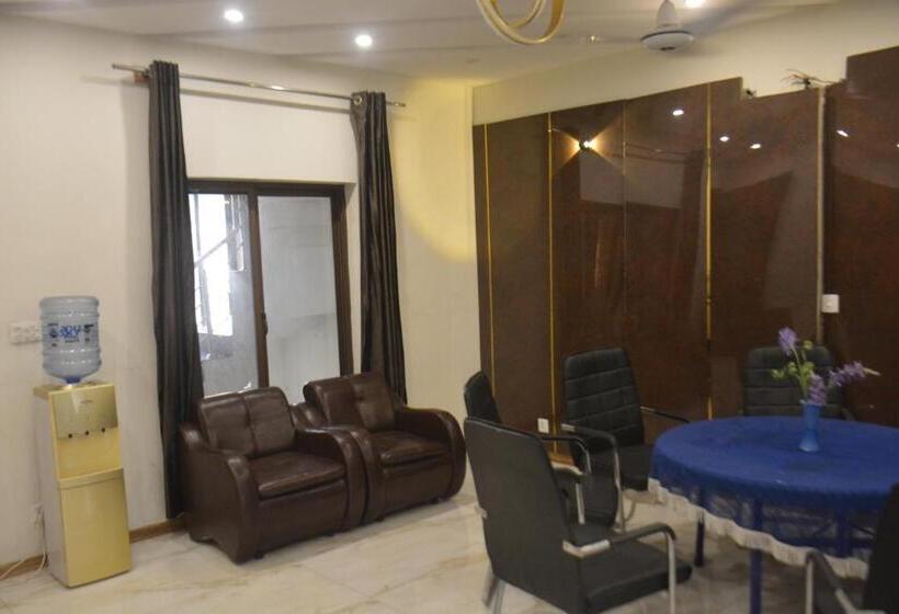 اتاق لوکس خانوادگی, Ukasha Guest House