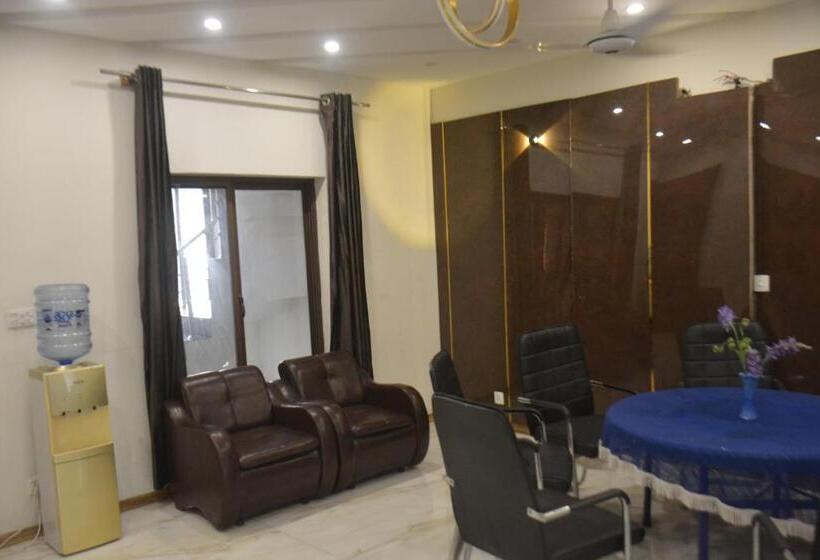 اتاق لوکس خانوادگی, Ukasha Guest House