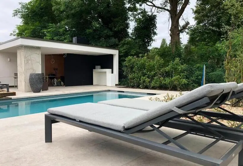 Deluxe Neljän Hengen Huone, Huis Vanellus