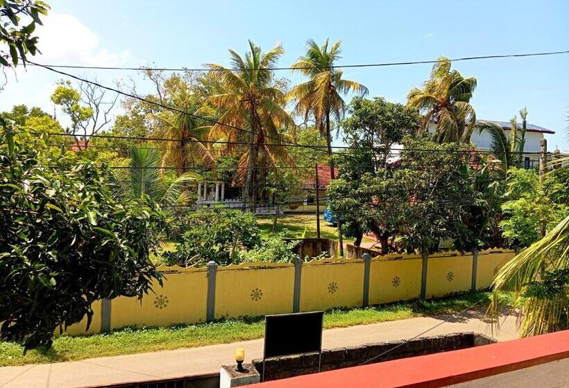 اتاق خانوادگی, Randi Villa